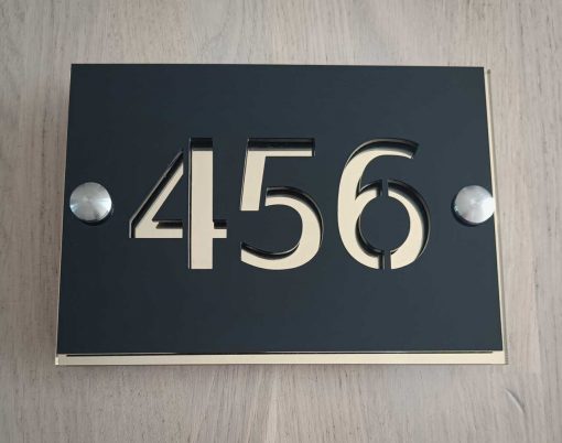 naambord robuust met nummer mat zwart spiegel goud vk1
