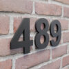 Huisnummer Arial zwart detail