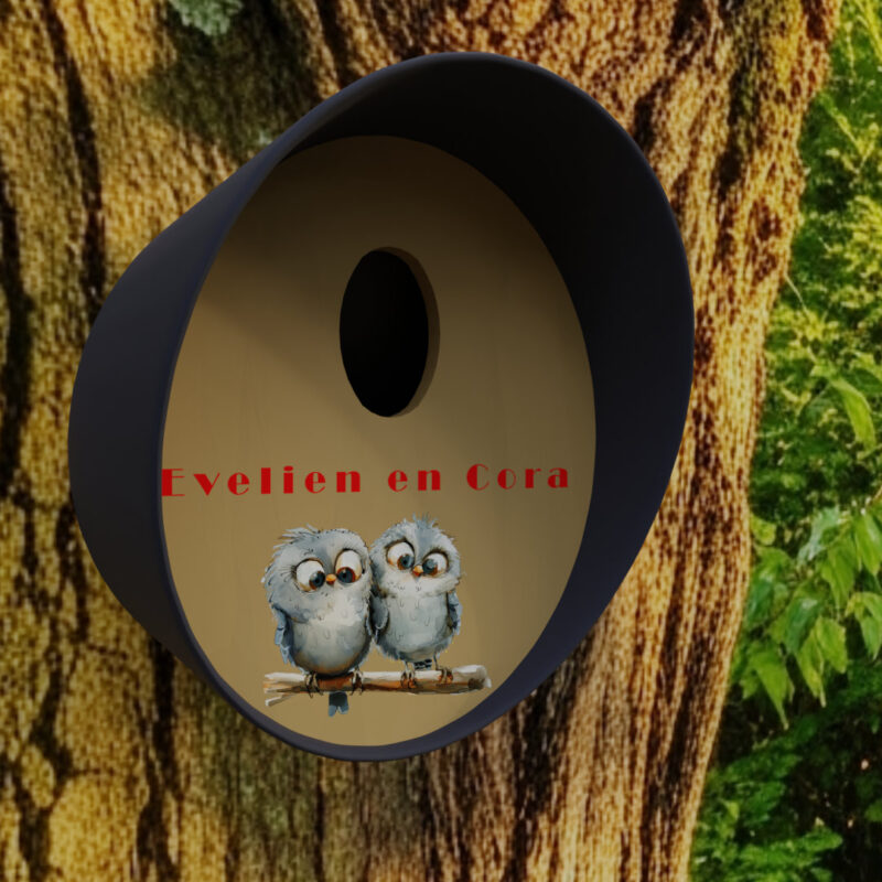 vogelhuis ovaal op boom met tekst