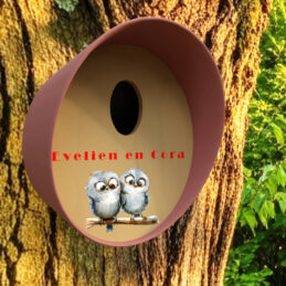 vogelhuis bruin ovaal op boom met tekst