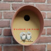 vogelhuisje bruin met rond gat gevel met bedrukking