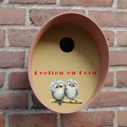 vogelhuisje bruin met rond gat gevel met bedrukking