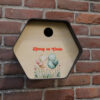 vogelhuisje hive antreciet tegen muur