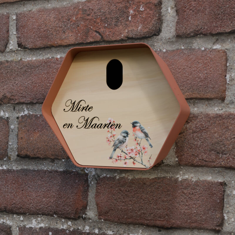 vogelhuisje hive bruin ovaal muur met opdruk