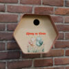vogelhuisje hive bruin tegen muur