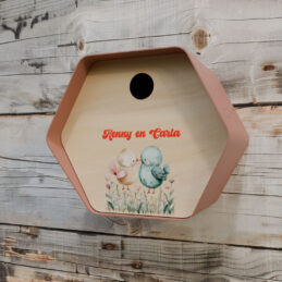 vogelhuisje hive bruin tegen schutting