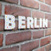huisnummer berlin wit met print