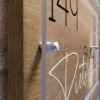 naambord hout - acrylglas detail
