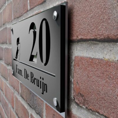 naambord met afstandhouders