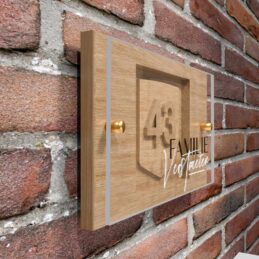 houten naambord gouden afstandhouders met nummer zijkant