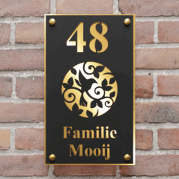 Dubbellaags plexiglas naambordje voor de voordeur met afstandshouders in mat zwart met goud